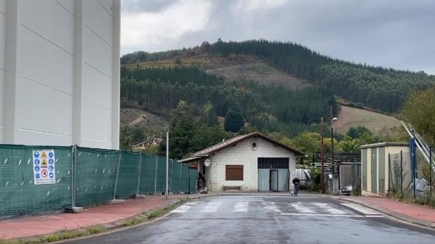 Cuando las obras de un gran pabellón industrial se cuelan en el patio trasero de tu casa