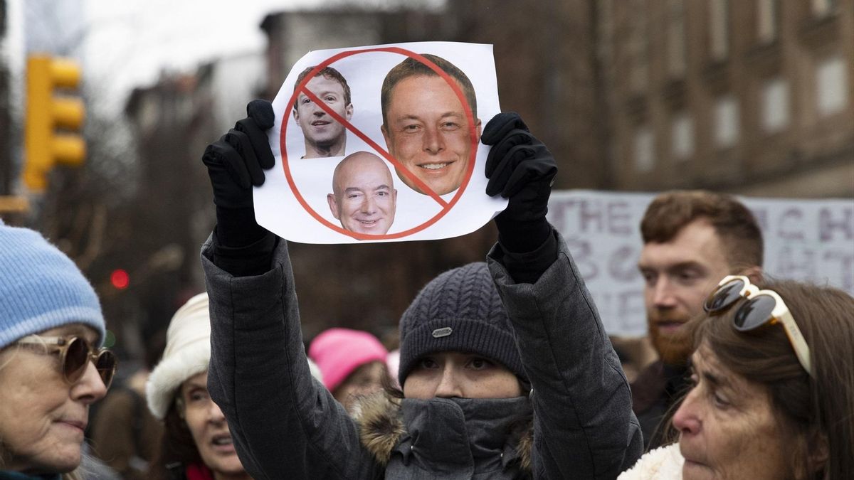 Protestas en Washington en contra del poder de las 'big tech', con las caras de Zuckerberg (Meta), Bezos (Amazon) y Musk.