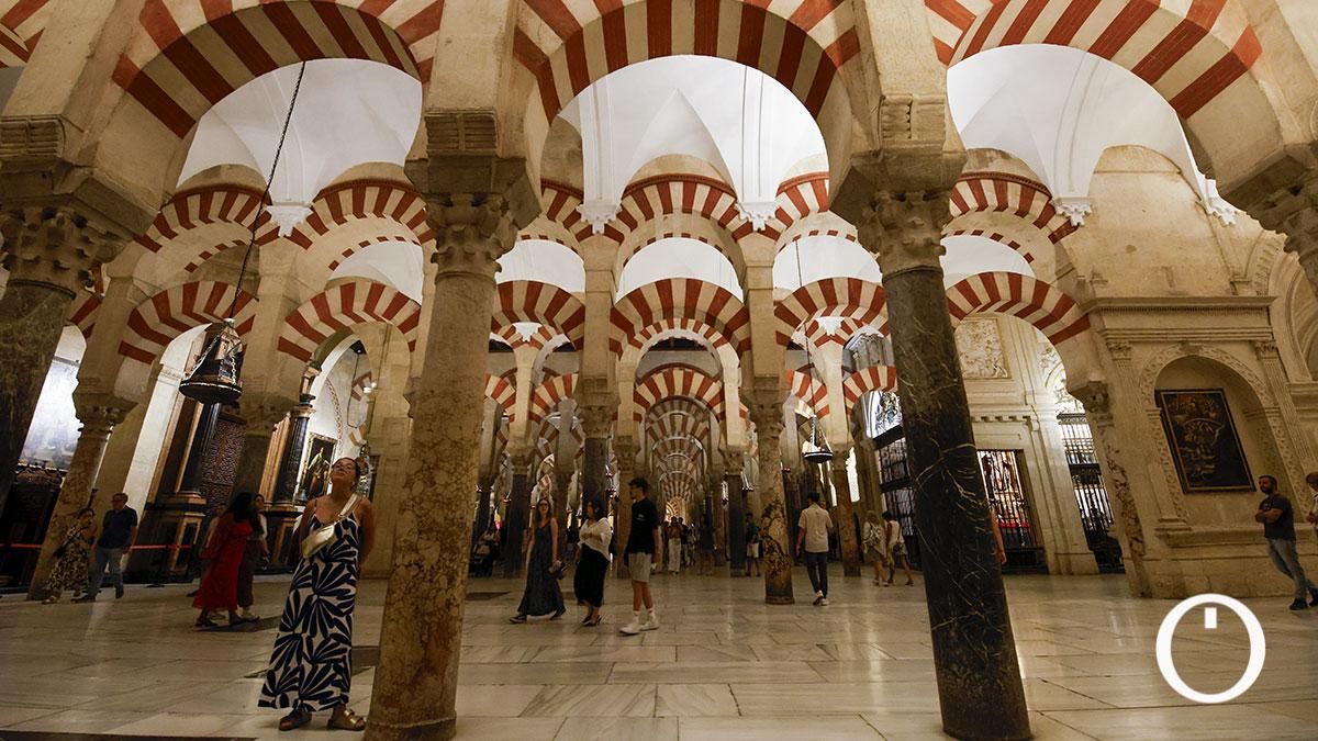 Turistas visitando de noche la Mezquita Catedral en el Día del Patrimonio