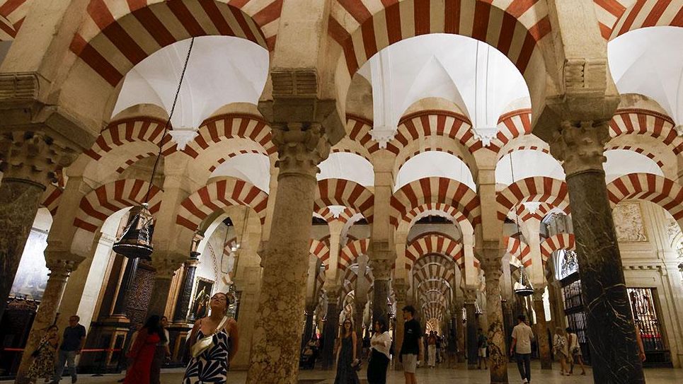 Turistas visitando de noche la Mezquita Catedral en el Día del Patrimonio
