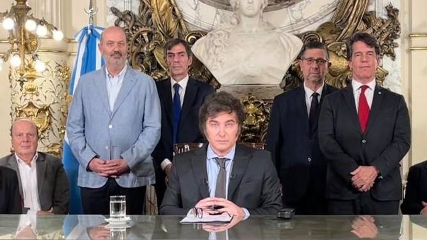 La ley ómnibus se le traba a un Gobierno amputado que negocia en las sombras