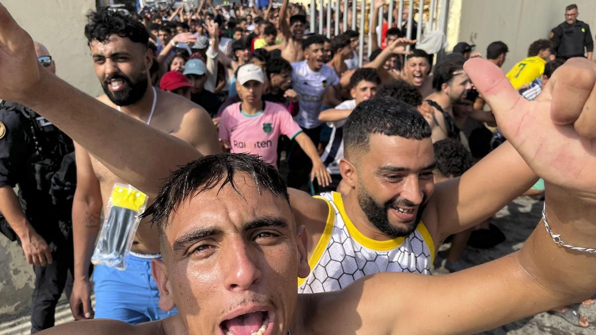 Migrantes entrando en Ceuta, el jueves. EFE/Reduan Dris