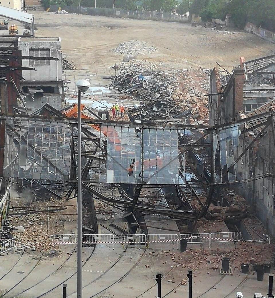 Detalle del derribo de la nave central de Cocheras Cuatro Caminos