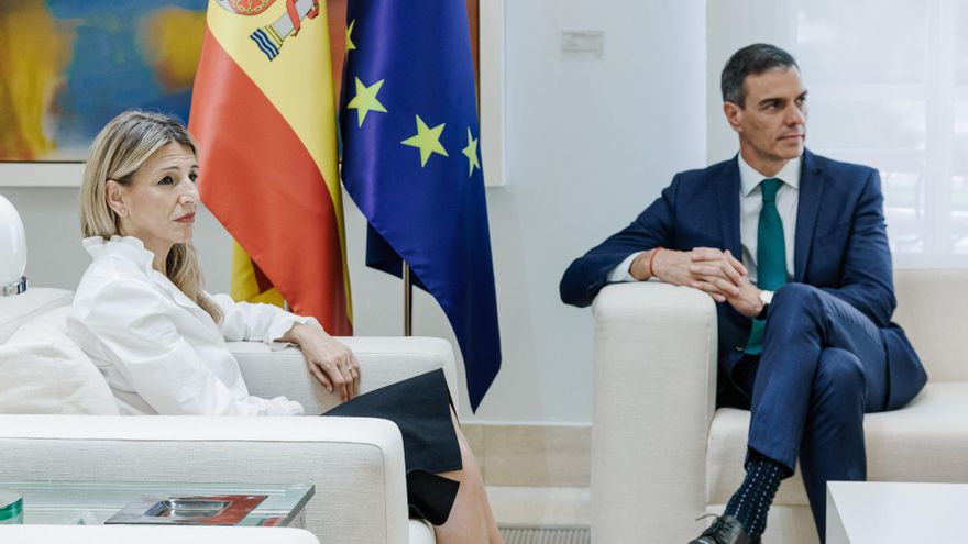 Archivo - El presidente del Gobierno, Pedro Sánchez, y la vicepresidenta segunda y ministra de Trabajo y Economía Social, Yolanda Díaz, durante una reunión, en el Palacio de la Moncloa, a 16 de junio de 2025, en Madrid (España).