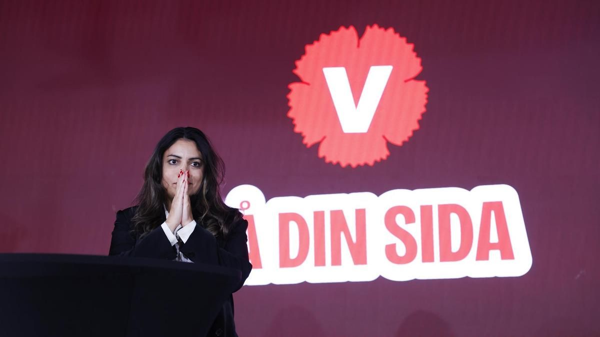 La líder del Partido de Izquierda, Nooshi Dadgostar, interviene durante la velada electoral organizada por el Partido de Izquierda en Estocolmo.