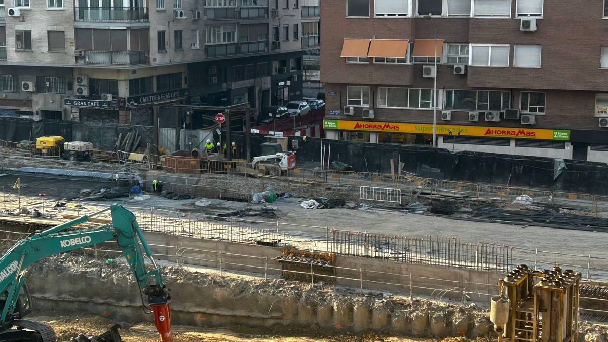 Los comercios del barrio han quedado atrapados entre las obras y muchos han decidido cerrar ante el descenso de clientes