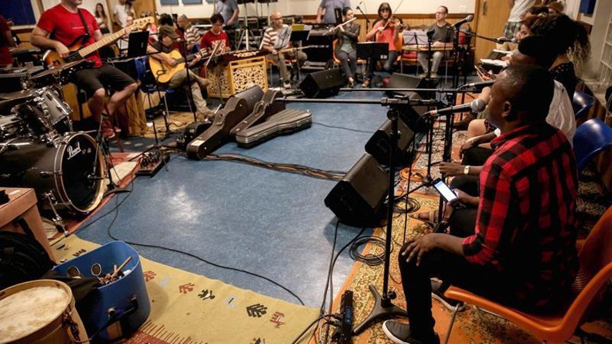 Una orquesta se convierte en el refugio de inmigrantes en Brasil