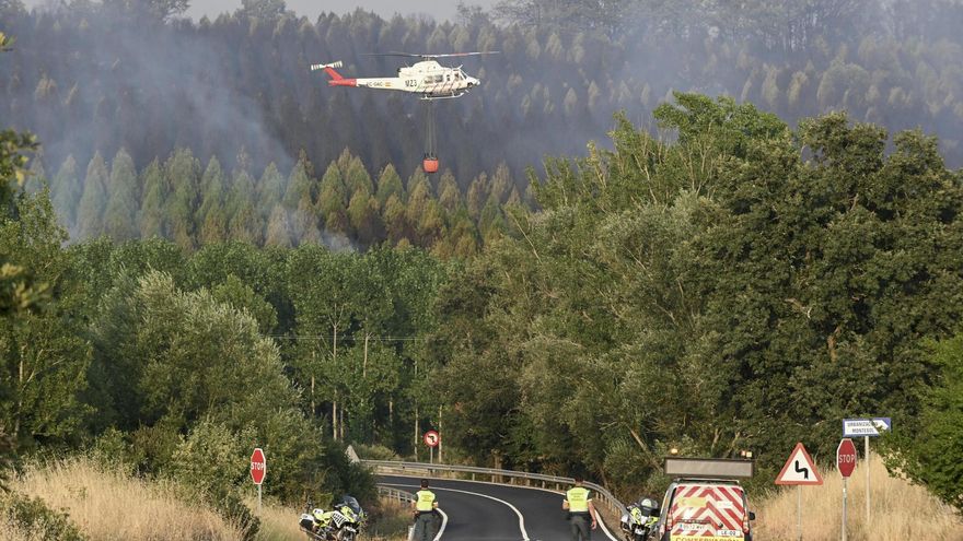 Imagen del incendio forestal que se ha iniciado este miércoles en la localidad leonesa de San Cipriano del Condado.