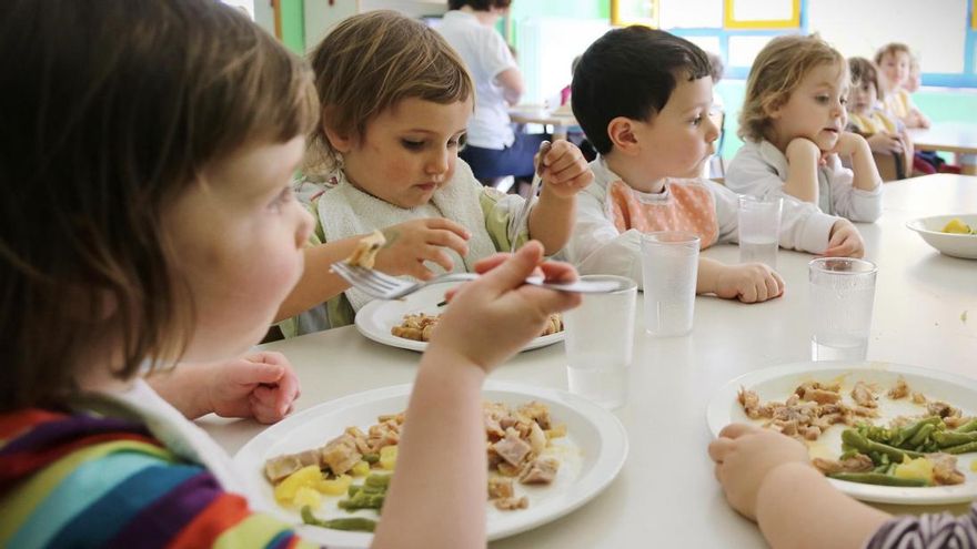 Familias vulnerables deberán pagar tres meses de comedor escolar de golpe tras el caos del Gobierno de Ayuso con las becas
