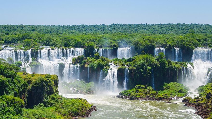 Las cataratas de Iguazú hacen de frontera entre Brasil y Argentina.