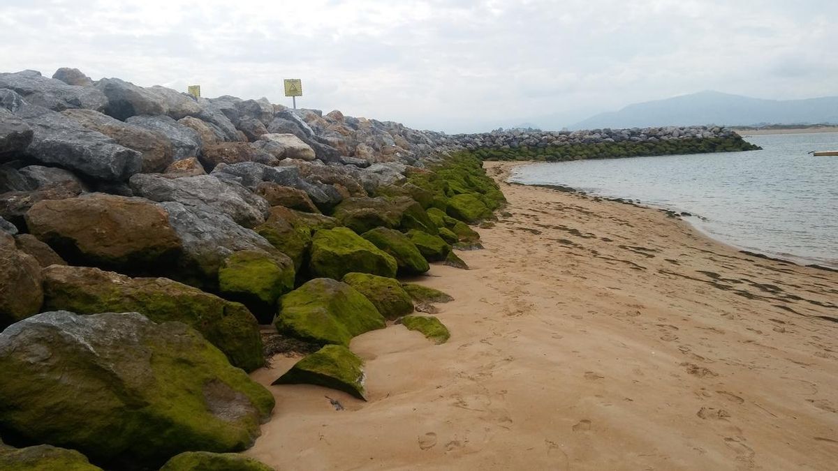 Vista a pie de playa del único dique construido hasta el momento.