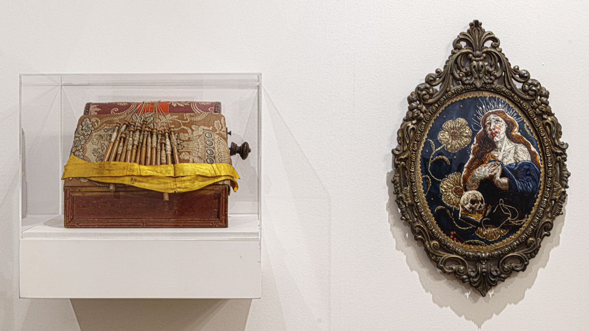 Detalle de los objetos de la exposición de 'Cosas tenidas por pequeñeces'