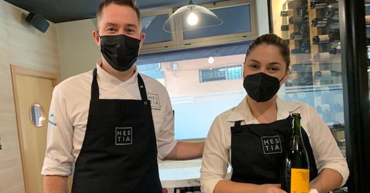 La jefa de servicio del Hestia, Estela y el propietario del restaurante, Juan Santiago.