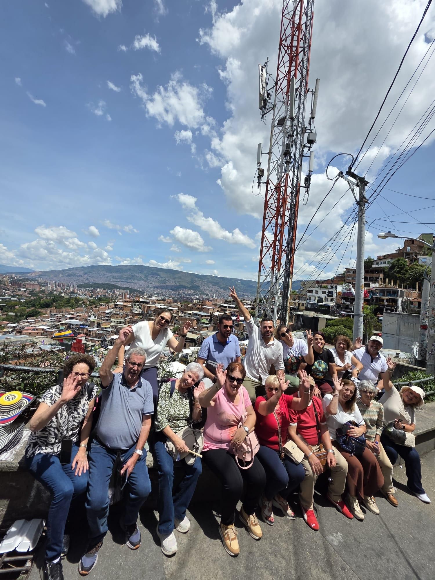Vecinos y vecinas de la Vega de San Mateo en la Comuna 13 de Medellín.