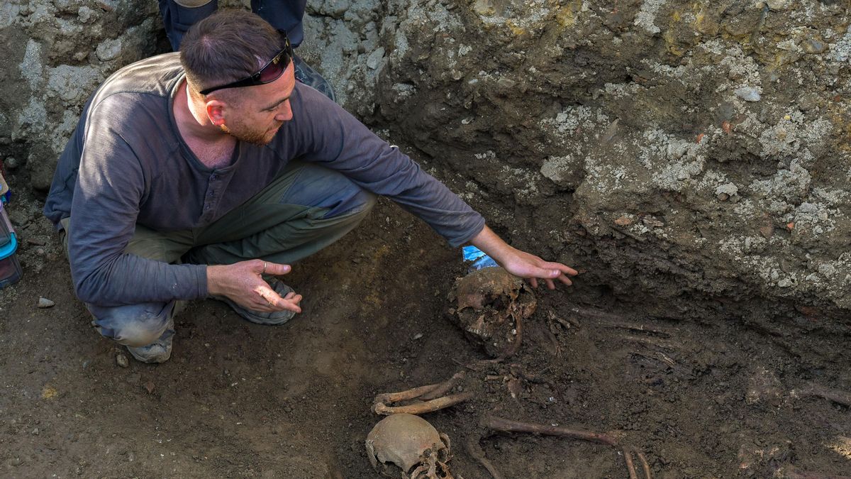 La Asociación para la Recuperación de la Memoria Histórica (ARMH) ha localizado este jueves los restos de los dos guerrilleros antifranquistas asesinados en 1952 que buscaban en el cementerio de San Martíño de Visantoña, en Mesía (A Coruña). A la espera de que sean confirmados a través de diferentes estudios, los restos corresponderían a José Galán Núñez y Manuel Ramiro Souto, ambos nacidos en la localidad de Almeiras, en Culleredo (A Coruña), que formaron parte de la guerrilla antifranquista y fueron asesinados en 1952. EFE/ Moncho Fuentes