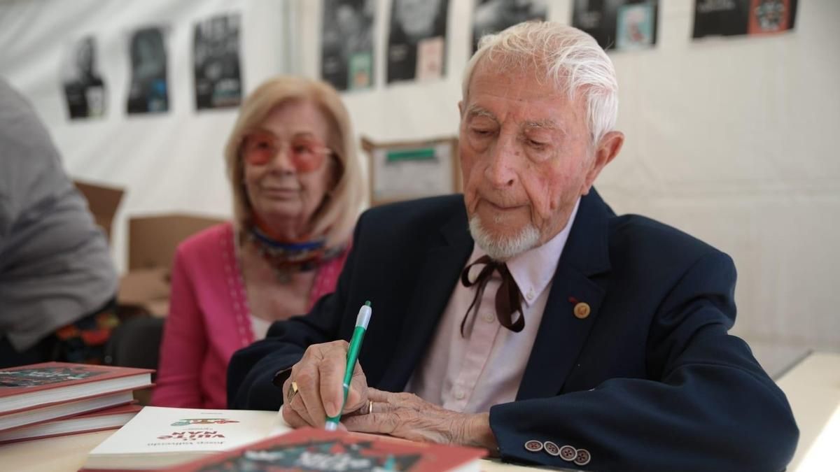 Muere con 103 años el escritor Josep Vallverdú, padre del clásico de la literatura infantil 'Rovelló'