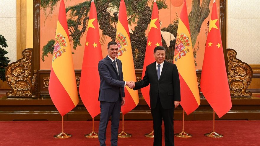 El presidente del Gobierno, Pedro Sánchez, y el presidente de China, Xi Jinping, durante su encuentro en Pekín