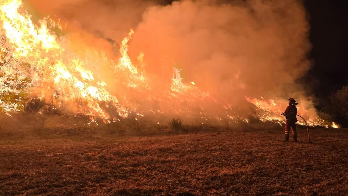 Castilla y León sigue combatiendo ocho incendios graves tras dos semanas