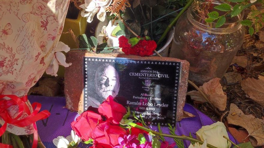 El adiós a Ramón Lobo se convierte en un homenaje a aquello que siempre le movió: la memoria y la dignidad