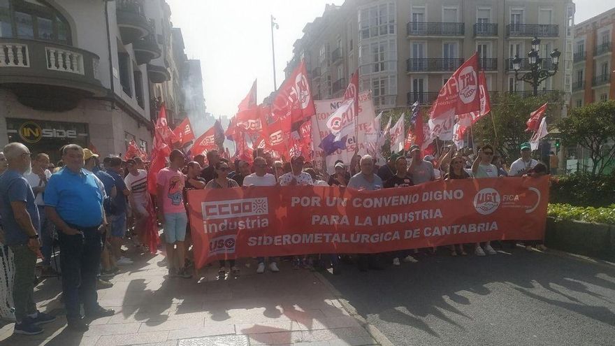 La manifestación iba presidida por una pancarta inicial en la que se pedía por ese "convenio digno"