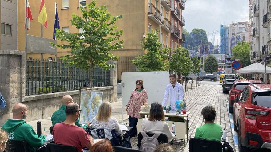 Docentes cántabros recrean un aula en la calle e interpelan al Gobierno en pleno conflicto salarial: "No es cuestión de dinero, sino de prioridades"