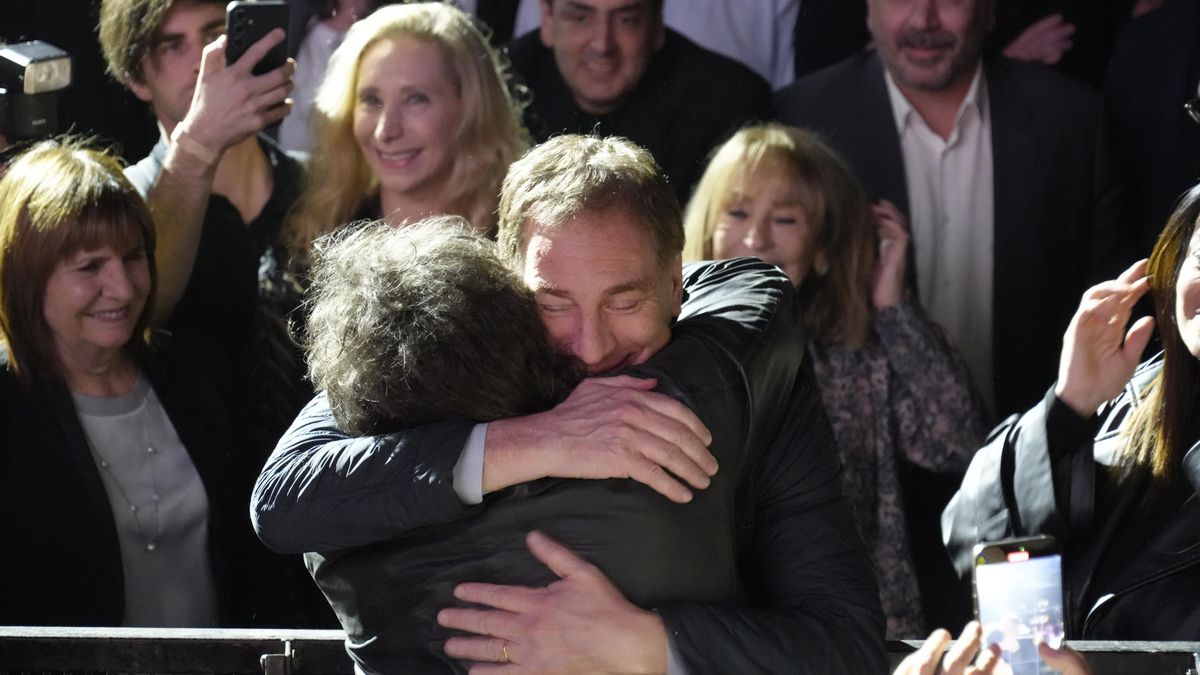 Javier Milei se abraza con Diego Santilli, su flamante cabeza de lista bonaerense.