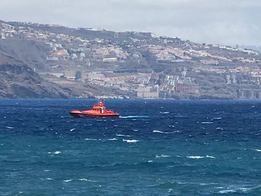Embarcación de Salvamento Marítimo desplazada a la costa afectada por la contaminación en el Valle de Güímar