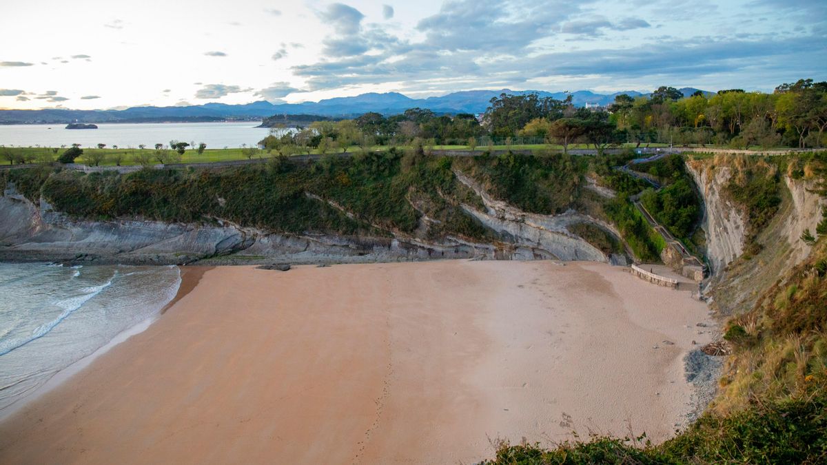 Acceso a la playa de Mataleñas por el acantilado.