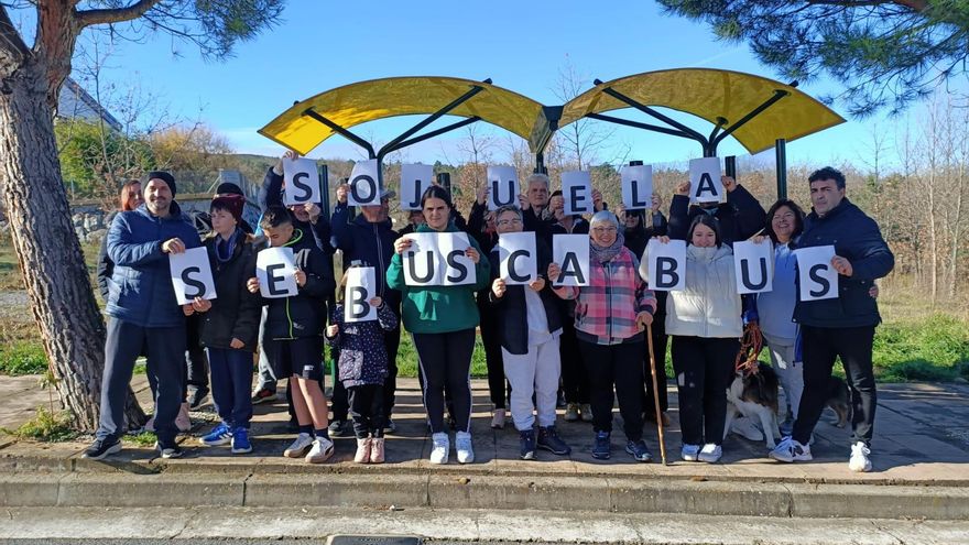 Escolares de un pueblo de La Rioja tienen que andar cada día tres kilómetros para coger el autobús del colegio