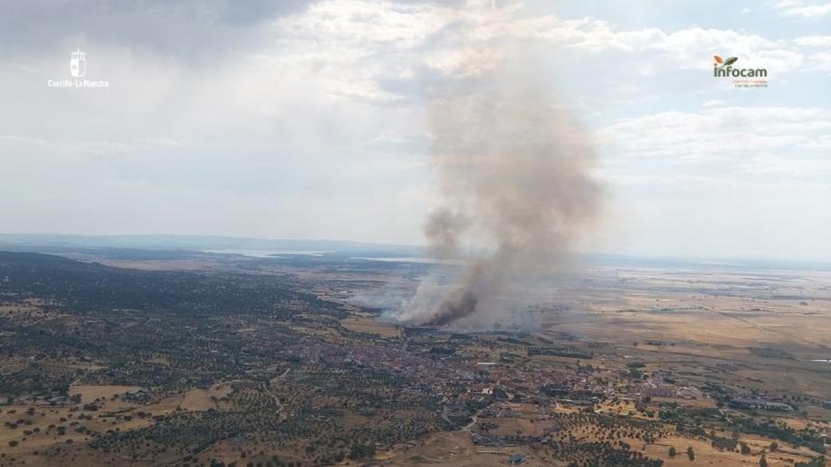 Se desata un incendio forestal en la localidad toledana de Lagartera que obliga a regular el tráfico