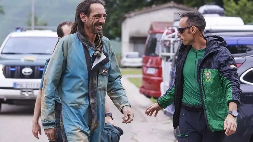 Dos espeleólogos, un hombre y una mujer naturales de Castilla y León, fueron localizados con vida y en buen estado de salud en el interior de una cueva de Soba por efectivos del GREIM, tras un mediático y complicado operativo de salvamento que abrió el debate sobre el pago de este tipo de dispositivos cuando se producen por imprudencias o por no respetar la normativa.
