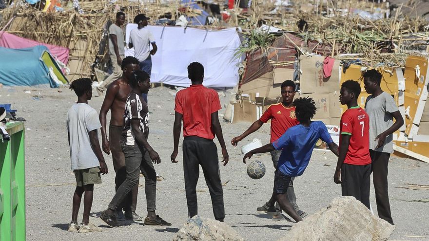 Situación este martes en la playa del Trampolín de Ceuta. Más de un centenar de inmigrantes acampados en la playa del Trampolín, en Ceuta, tras atravesar la frontera de Marruecos el pasado 30 de julio iniciaron el lunes una huelga de hambre para pedir asilo en España y han asegurado que solo buscan "una vida buena". EFE/Reduan