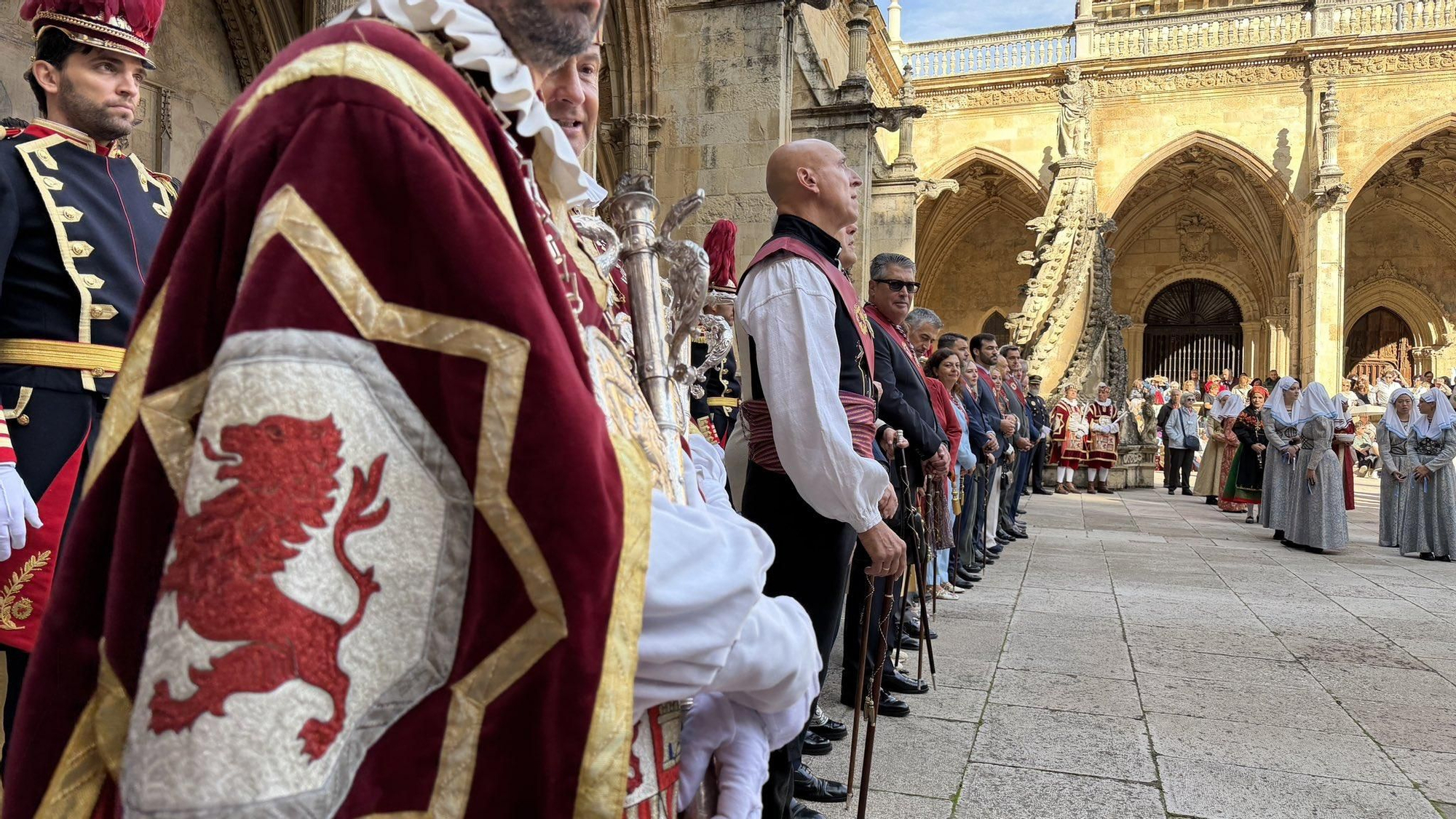 Los maceros y los munícipes en el Claustro de la Catedral de León