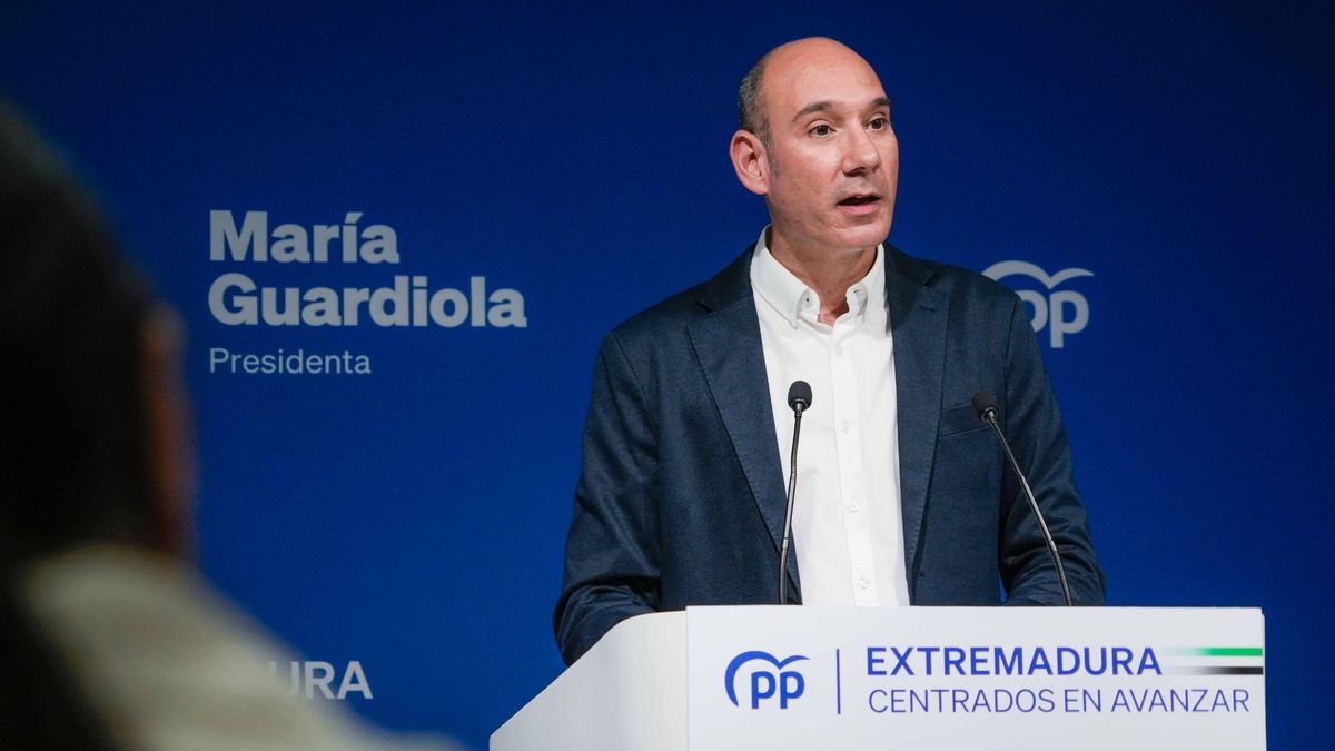 El portavoz del PP de Extremadura, José Ángel Sánchez Juliá, en la rueda de prensa de este kunes