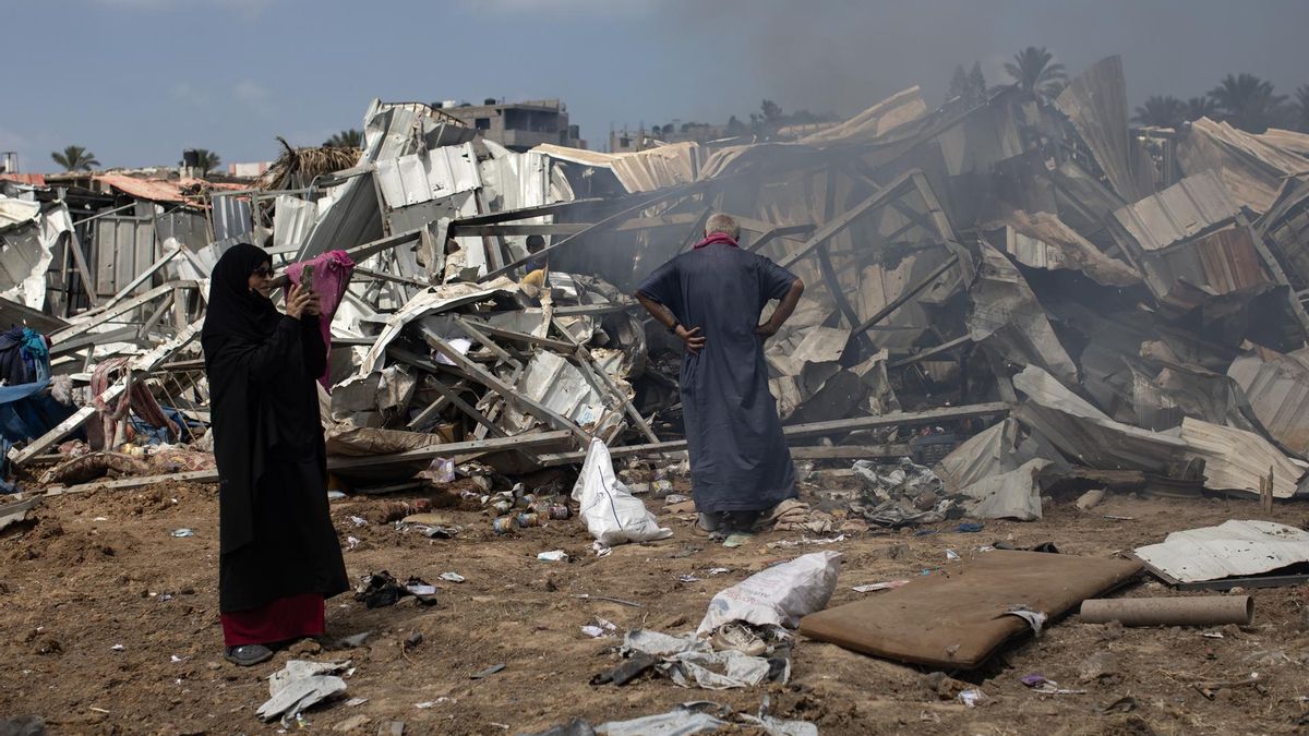 Remains of stores razed by an Israeli attack in Deir Al-Balah, in the Gaza Strip, this Thursday, August 21