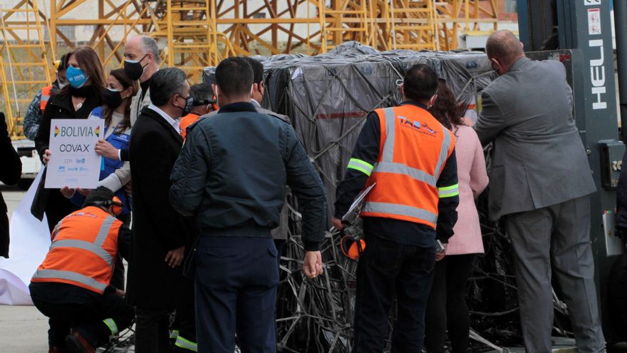Trabajadores descargan y trasladan 228.000 vacunas Oxford y AstraZeneca del mecanismo Covax que han llegado hoy, a la ciudad boliviana de El Alto (Bolivia).  EFE/ Stringer