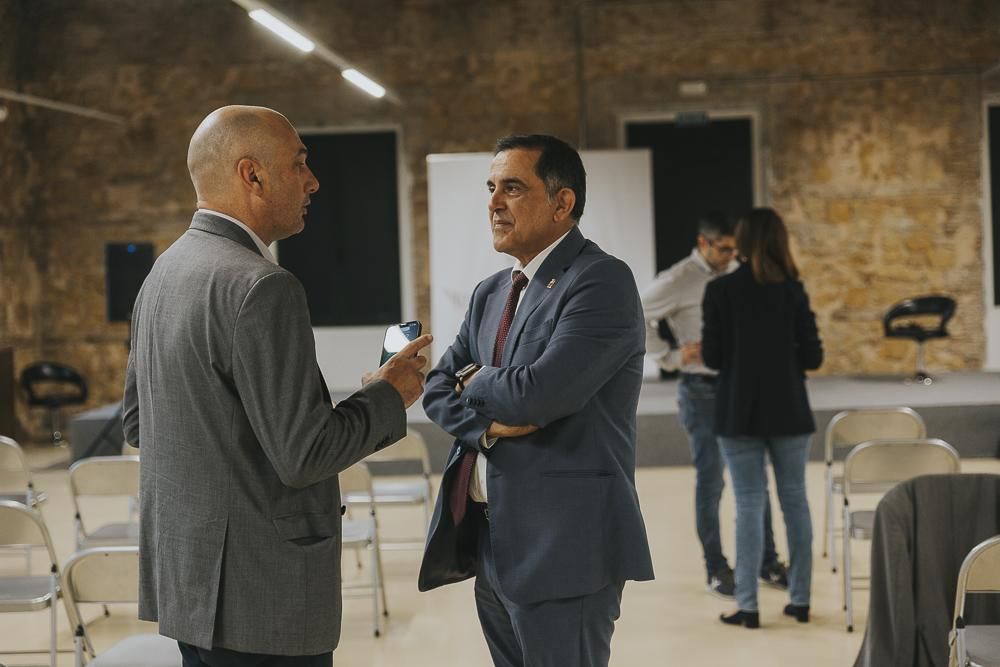 El concejal de Deportes de Murcia, Pedro J. García Rex, habla con el alcalde del municipio, José Antonio Serrano, durante su llegada a la jornada