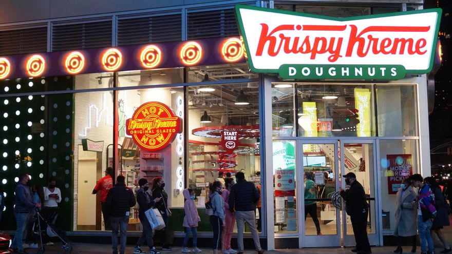 Dónuts, cerveza y marihuana gratis: las tácticas de empresas estadounidenses para animar a vacunarse