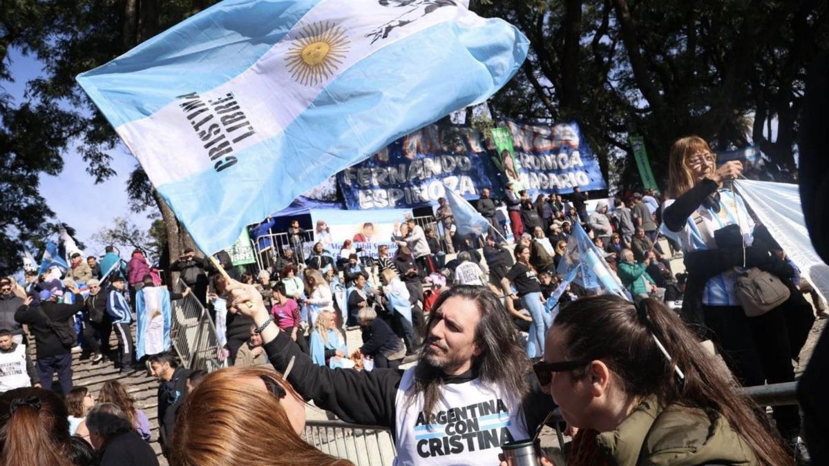 El kirchnerismo vuelve a movilizarse en Parque Lezama para respaldar a Cristina Fernández