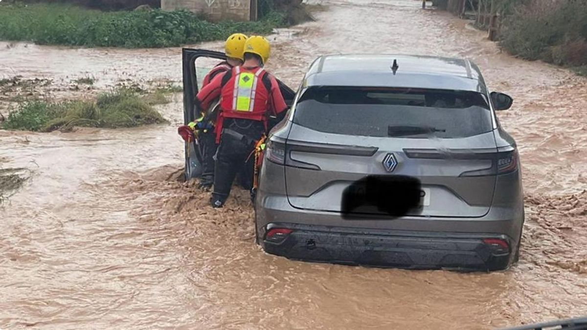 Efectivos de los Bomberos del Levante Almeriense han rescatado este domingo a una persona atrapada en el interior de su vehículo en Pulpí (Almería)