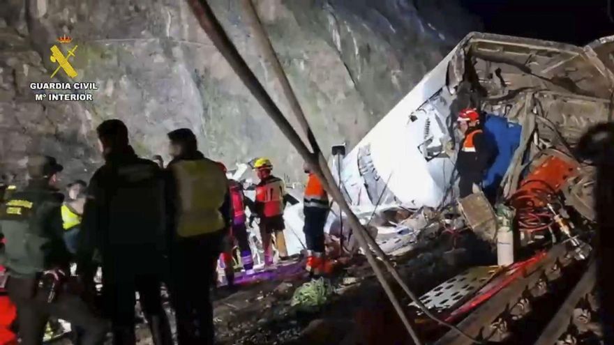 Los videos del accidente de trenes en España: rescate en plena noche e instrucciones a los viajeros