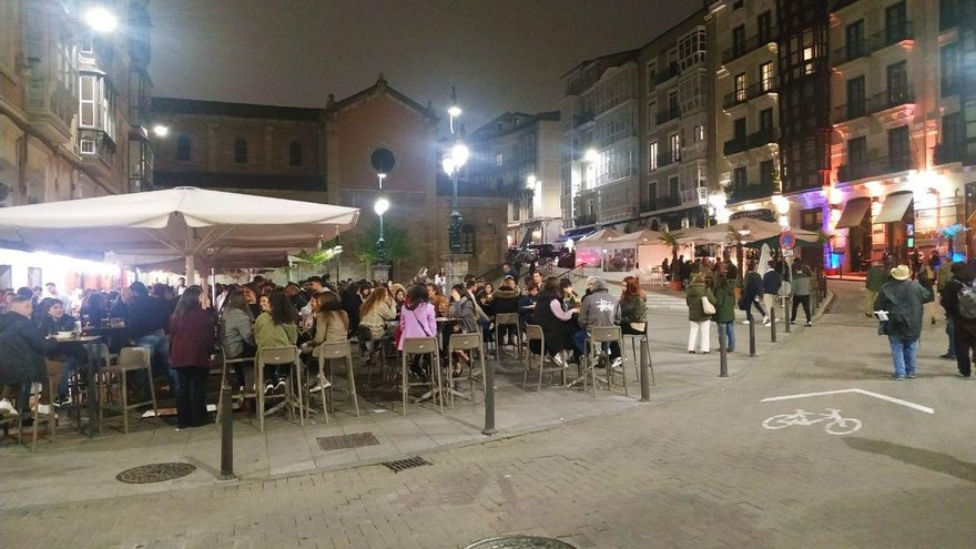 Decorar la acera como el salón de casa o cómo la pandemia de terrazas llegó a instalarse en Santander