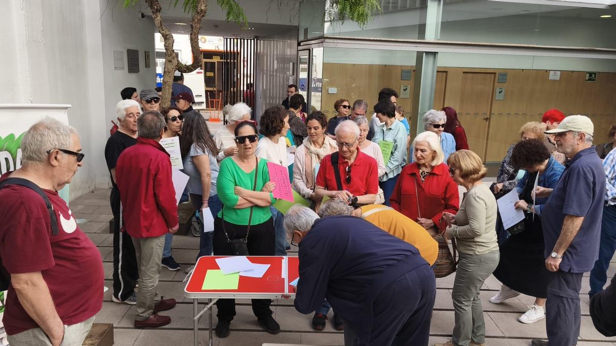 Usuarios y profesionales del centro de salud Lucano en la concentración.