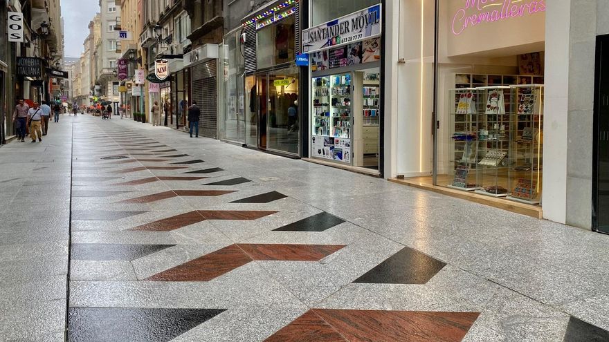 Archivo - Calle de Santander con negocios