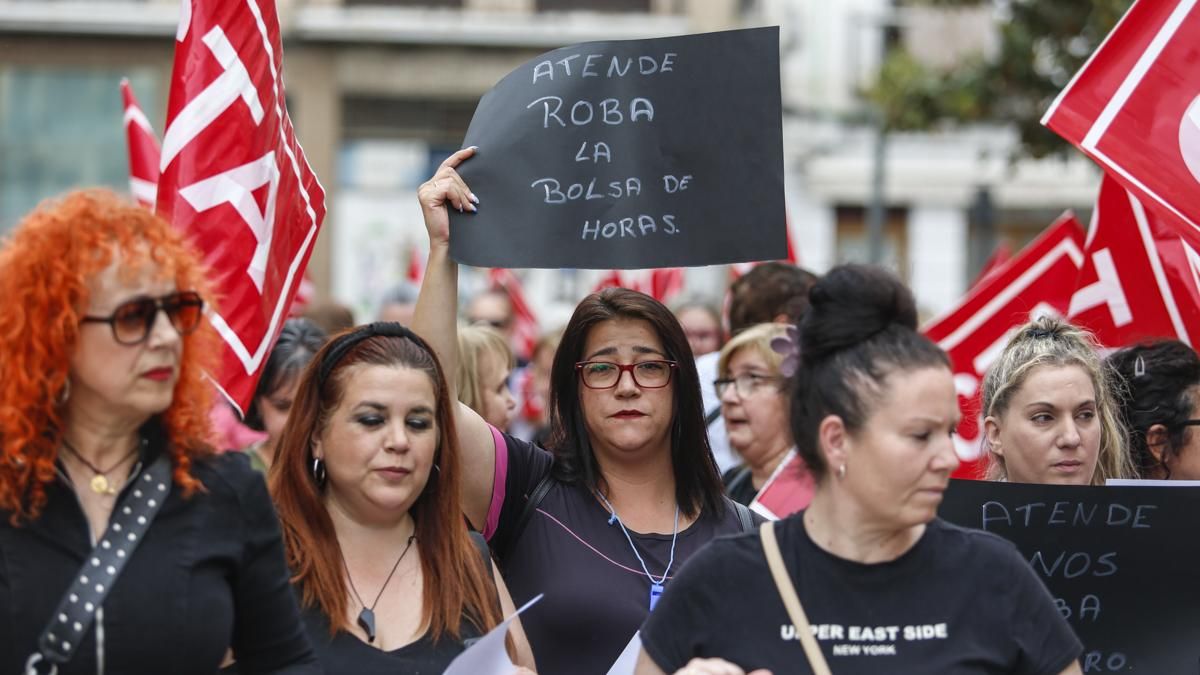 Manifestación de las trabajadoras del Servicio de Ayuda a Domicilio