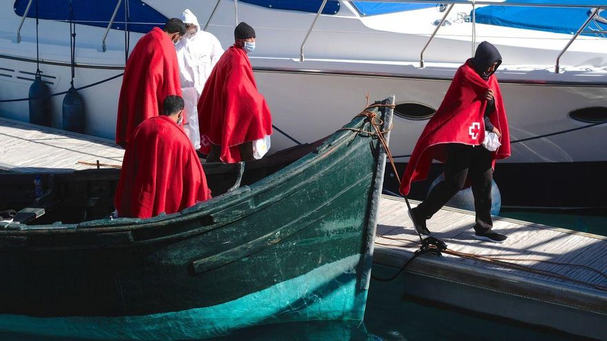 Los inmigrantes del campamento majorero de El Matorral se manifiestan para poder salir de Canarias