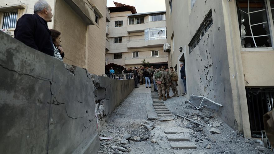 Soldados del ejército libanés permanecen en el lugar donde cayeron fragmentos de un misil interceptado en la zona de Haret Sakher, Kesrouan, al norte de Beirut, Líbano.