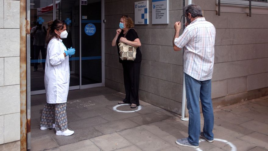Colas para realizarse las pruebas pruebas PCR en el CAP Barri Latí de la localidad de Santa Coloma de Gramanet. EFE/Enric Fontcuberta/Archivo