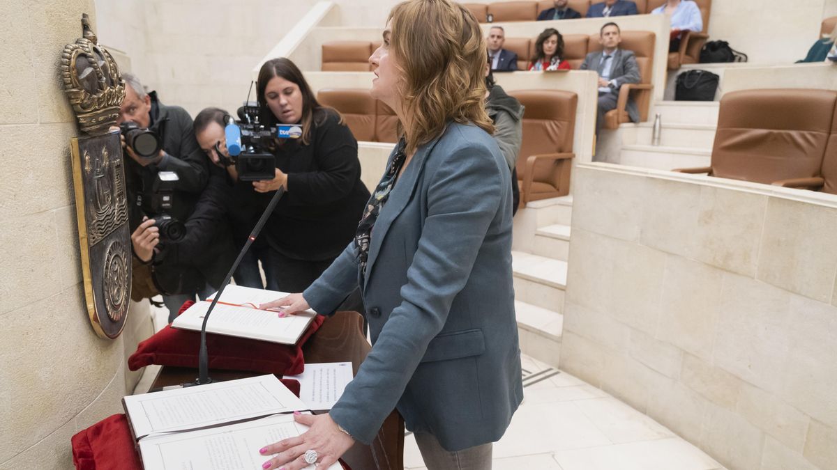 Ana Obregón (PRC) toma posesión del escaño en el Parlamento en sustitución de Marcano