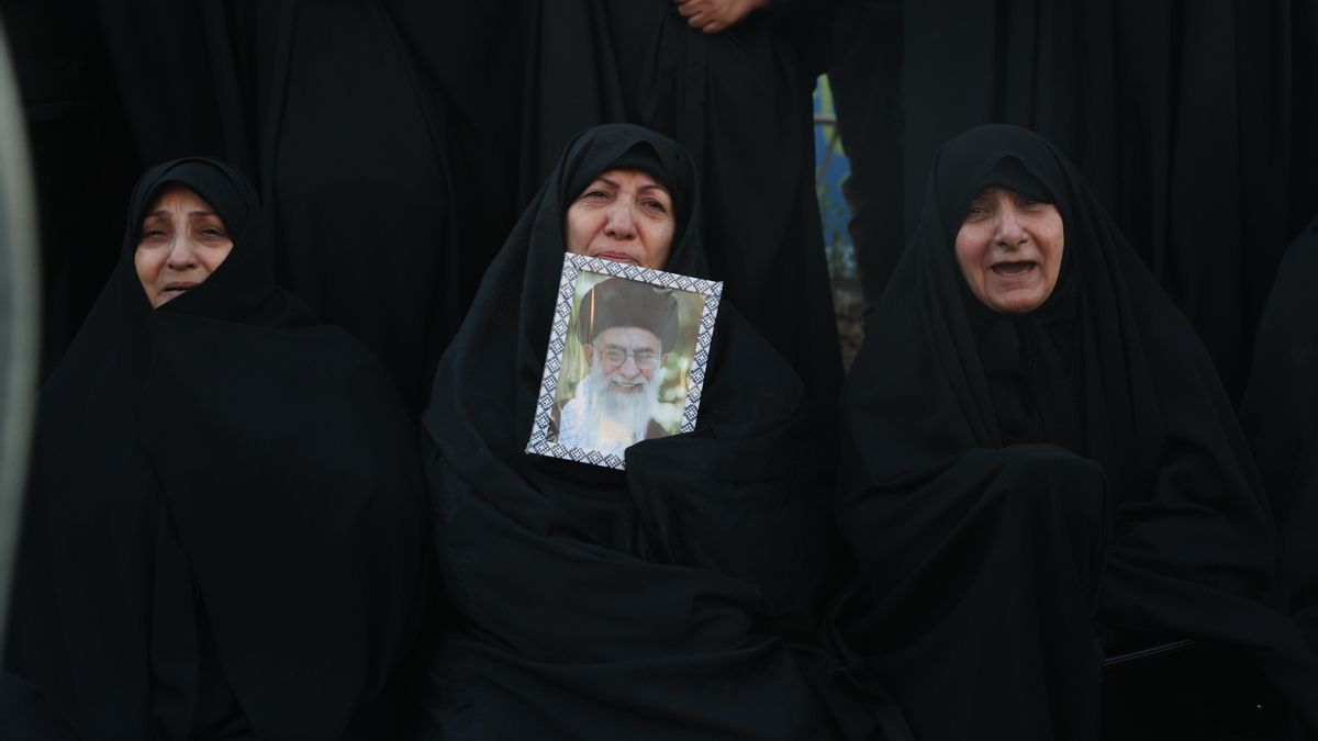 Una mujer sostiene una imagen del líder supremo de Irán, el ayatolá Ali Jameneí, tras su asesinato.